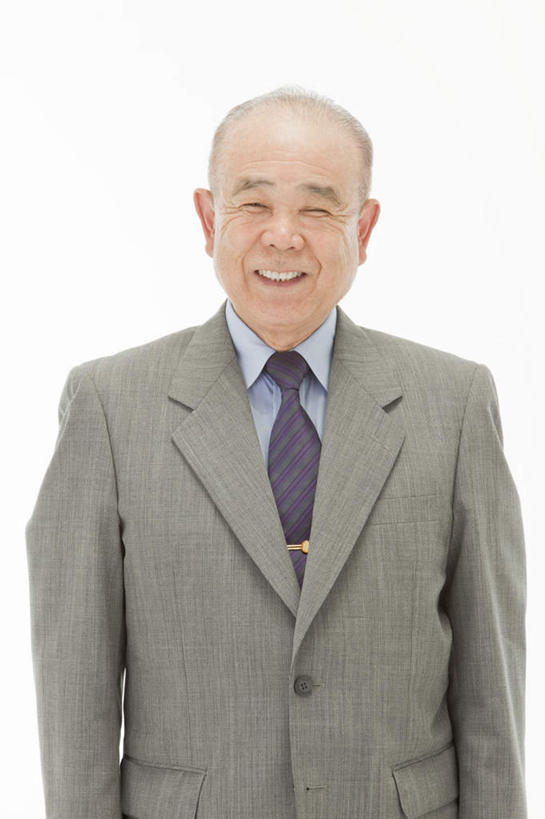 东方人,一个人,商务人士,商务男性,站,笑,微笑,露齿笑,竖图,室内,白天,白色背景,正面,衬衫,亚洲,仅一个男性,仅一个人,套装,注视,黄种人,观察,看,站着,仅一个老年男性,摄影,影棚,观看,察看,关注,商务装,工薪阶层,老年男性,男人,男性,亚洲人,白领,上班族,站立,半身,彩图,影棚拍摄,衬衣,拍摄