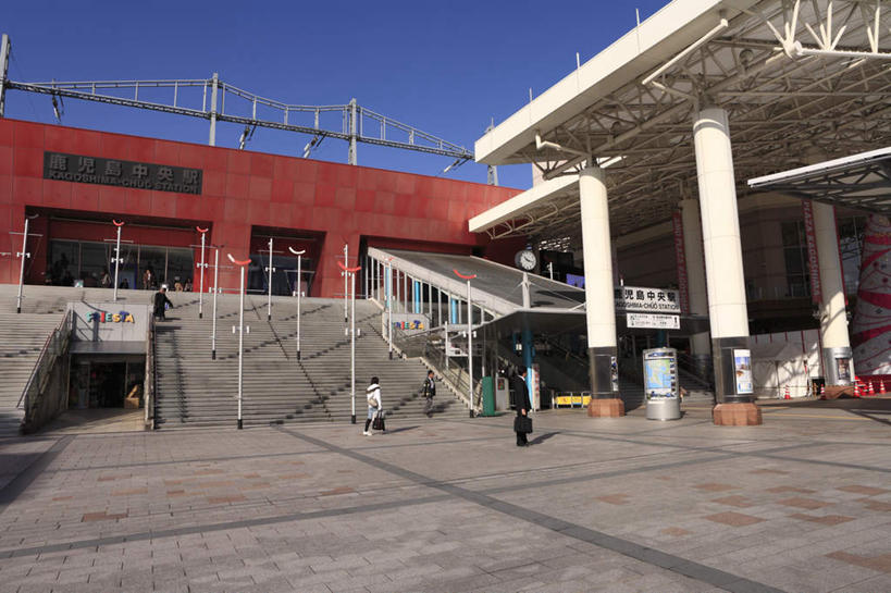 东方人,家,站,横图,室外,白天,正面,旅游,度假,楼梯,路灯,亚洲,行人,游客,游人,阴影,光线,影子,房屋,阶梯,屋子,灯光,许多人,黄种人,娱乐,楼房,路人,旅客,台阶,住宅,灯,蓝色,蓝天,天空,阳光,天,站着,一群人,享受,休闲,放松,照明设备,过客,男人,男性,年轻男性,年轻女性,女人,女性,亚洲人,站立,彩图,全身,房子