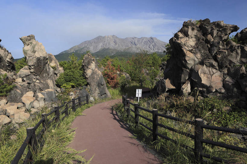 无人,栏杆,横图,室外,白天,正面,旅游,度假,草地,草坪,石头,美景,山,植物,道路,路,鹿儿岛,日本,亚洲,阴影,光线,石子,影子,景观,山峰,云,云朵,围栏,小路,交通,山峦,云彩,娱乐,护栏,草,蓝色,绿色,白云,蓝天,天空,阳光,自然,天,享受,休闲,景色,放松,自然风光,东亚,日本国,九州本岛,九州,九州岛,九州地方,鹿儿岛县,石块,岩石,彩图
