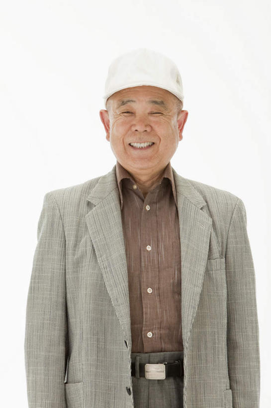东方人,一个人,站,笑,微笑,露齿笑,竖图,室内,白天,白色背景,正面,帽子,亚洲,仅一个男性,仅一个人,休闲装,黄种人,运动帽,站着,仅一个老年男性,休闲,休闲服,鸭舌帽,摄影,影棚,老年男性,男人,男性,亚洲人,站立,半身,彩图,影棚拍摄,拍摄