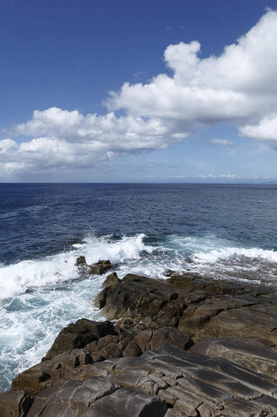 无人,竖图,俯视,室外,白天,旅游,度假,海浪,海洋,礁石,石头,美景,鹿儿岛,日本,亚洲,阴影,光线,石子,影子,景观,浪花,水平线,辽阔,海平线,娱乐,蓝色,蓝天,天空,阳光,自然,海水,天,享受,休闲,广阔,景色,放松,一望无际,自然风光,海景,东亚,日本国,九州本岛,九州,九州岛,九州地方,鹿儿岛县,无边无际,一马平川,大海,风浪,海,海水的波动,礁,近岸浪,石块,岩石,涌浪,彩图,高角度拍摄,水天相接,水天一线