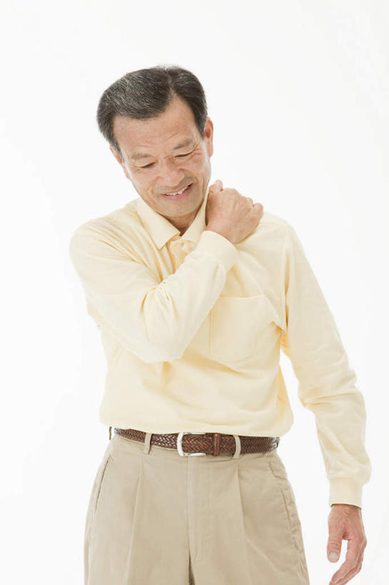 东方人,一个人,站,笑,摸,微笑,露齿笑,竖图,室内,白天,白色背景,正面,衬衫,亚洲,仅一个男性,仅一个人,仅一个中年男性,抚摸,注视,黄种人,黄色,按,观察,看,站着,疼痛,摄影,影棚,观看,察看,关注,男人,男性,中年男性,亚洲人,触摸,接触,站立,半身,彩图,影棚拍摄,衬衣,拍摄
