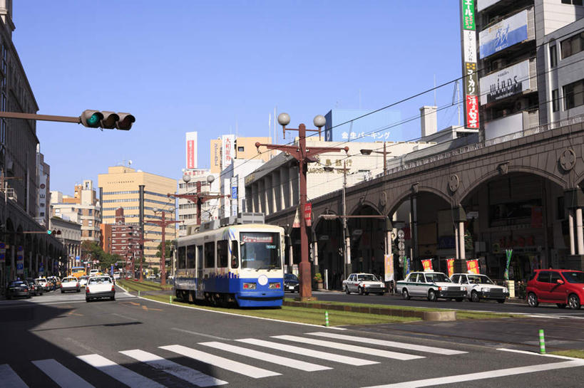 无人,家,横图,室外,白天,正面,旅游,度假,道路,路,路灯,人行横道,公路,公共汽车,汽车,鹿儿岛,日本,亚洲,阴影,光线,影子,房屋,屋子,灯光,巴士,公交车,交通,娱乐,楼房,住宅,车,灯,蓝色,蓝天,天空,阳光,交通工具,轿车,天,行驶,享受,休闲,放松,照明设备,人行横道线,东亚,日本国,九州本岛,九州,九州岛,九州地方,鹿儿岛县,斑马线,马路,彩图,房子