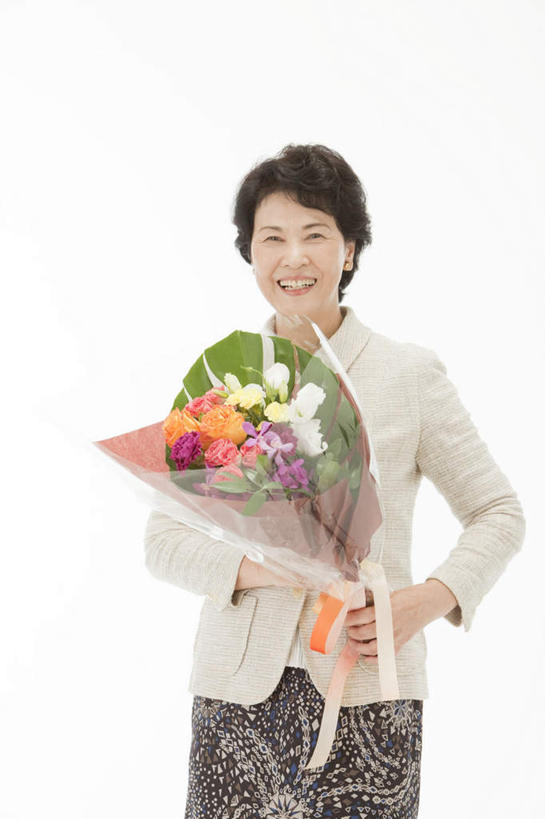 东方人,一个人,站,笑,微笑,露齿笑,竖图,室内,白天,白色背景,正面,亚洲,仅一个女性,仅一个人,许多,握,套装,盛开,丝带,缎带,拿,花蕾,拿着,休闲装,黄种人,花,花瓣,花朵,鲜花,红色,白色,蝴蝶结,花束,花苞,花蕊,站着,仅一个中年女性,一束,休闲,休闲服,橙色,握着,摄影,影棚,女人,女性,中年女性,亚洲人,站立,半身,彩图,影棚拍摄,拍摄