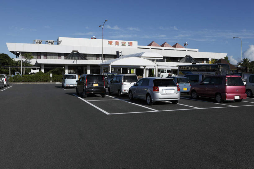 无人,停车场,横图,室外,白天,正面,旅游,度假,植物,汽车,鹿儿岛,日本,亚洲,许多,阴影,光线,方格,格子,影子,房屋,屋子,云,云朵,云彩,娱乐,楼房,车,树,树木,蓝色,绿色,白云,蓝天,天空,阳光,自然,交通工具,轿车,天,享受,休闲,放松,生长,成长,东亚,日本国,九州本岛,九州,九州岛,九州地方,鹿儿岛县,彩图,房子,泊车场