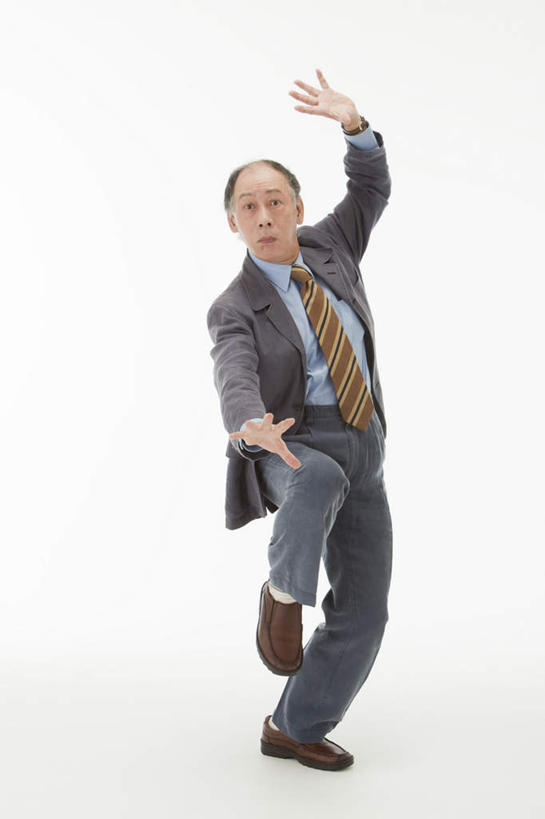 东方人,一个人,商务人士,商务男性,站,举,竖图,室内,白天,白色背景,正面,衬衫,武术,亚洲,仅一个男性,仅一个人,套装,注视,黄种人,观察,看,托,站着,仅一个老年男性,抬脚,摄影,影棚,观看,察看,关注,商务装,工薪阶层,老年男性,男人,男性,亚洲人,白领,上班族,举起,举手,举着,向上举,向上伸,向上托,站立,彩图,全身,影棚拍摄,衬衣,拍摄