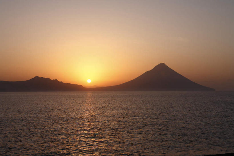 无人,横图,室外,白天,正面,旅游,度假,海浪,海洋,美景,日落,山,山脉,鹿儿岛,日本,亚洲,景观,浪花,山峰,晚霞,霞光,山峦,娱乐,自然,海水,黄昏,群山,享受,休闲,景色,彩霞,放松,自然风光,海景,东亚,日本国,九州本岛,九州,九州岛,九州地方,鹿儿岛县,大海,风浪,海,海水的波动,近岸浪,涌浪,夕阳,彩图