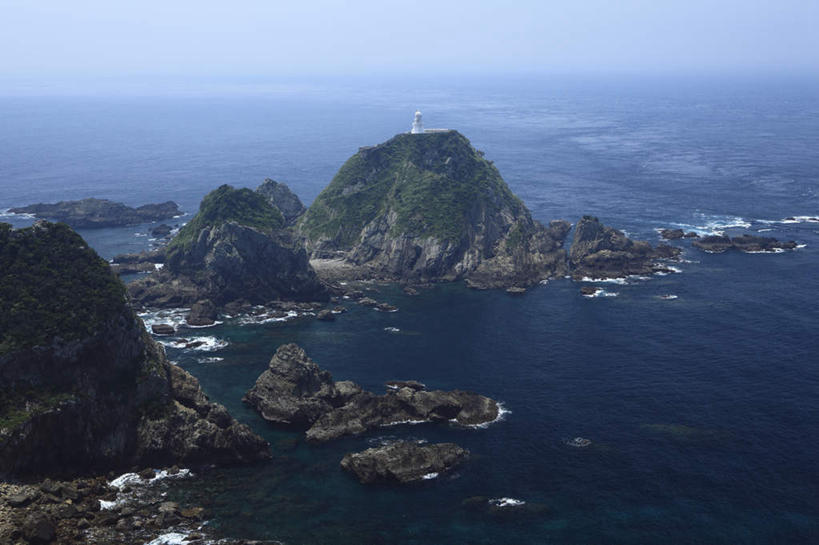 无人,横图,俯视,航拍,室外,白天,旅游,度假,海浪,海洋,礁石,石头,美景,山,山脉,树林,植物,鹿儿岛,日本,亚洲,阴影,光线,石子,影子,景观,浪花,山峰,山峦,娱乐,树,树木,蓝色,绿色,蓝天,天空,阳光,自然,海水,群山,天,享受,休闲,景色,放松,生长,成长,鸟瞰,自然风光,海景,东亚,日本国,九州本岛,九州,九州岛,九州地方,鹿儿岛县,大海,风浪,海,海水的波动,礁,近岸浪,石块,岩石,涌浪,彩图,高角度拍摄