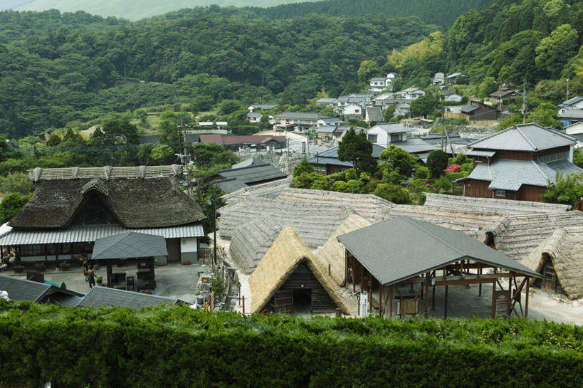 无人,家,横图,俯视,航拍,室外,白天,旅游,度假,美景,山,山脉,树林,植物,大分县,日本,亚洲,许多,阴影,光线,影子,房屋,屋子,景观,山峰,山峦,娱乐,楼房,住宅,树,树木,排列,蓝色,绿色,蓝天,天空,阳光,自然,群山,天,享受,休闲,景色,放松,生长,成长,鸟瞰,队列,自然风光,东亚,日本国,九州本岛,九州,九州岛,九州地方,大分,彩图,高角度拍摄,房子
