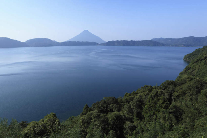 无人,横图,俯视,室外,白天,旅游,度假,湖,湖泊,美景,山,山脉,树林,水,植物,鹿儿岛,日本,亚洲,阴影,光线,影子,湖面,景观,山峰,水流,水面,山峦,娱乐,树,树木,蓝色,绿色,蓝天,天空,阳光,自然,湖水,群山,天,享受,休闲,景色,放松,生长,成长,自然风光,东亚,日本国,九州本岛,九州,九州岛,九州地方,鹿儿岛县,彩图,高角度拍摄