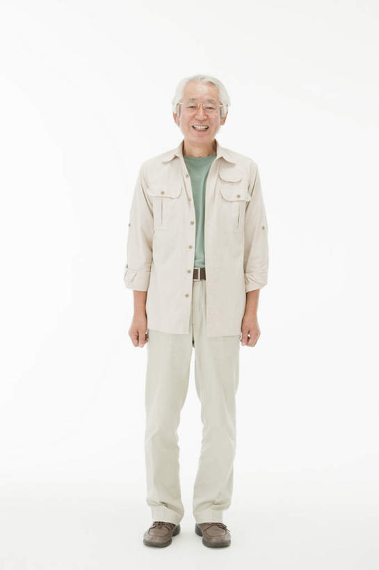 东方人,一个人,站,笑,微笑,露齿笑,竖图,室内,白天,白色背景,正面,衬衫,亚洲,仅一个男性,仅一个人,注视,休闲装,黄种人,观察,看,站着,仅一个老年男性,休闲,休闲服,摄影,影棚,观看,察看,关注,老年男性,男人,男性,亚洲人,站立,彩图,全身,影棚拍摄,衬衣,拍摄