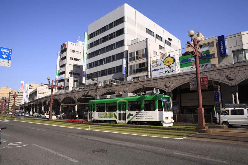 无人,家,横图,室外,白天,仰视,旅游,度假,美景,道路,路,路灯,公路,公共汽车,汽车,鹿儿岛,日本,亚洲,阴影,光线,路标,影子,房屋,屋子,景观,灯光,巴士,公交车,交通,娱乐,楼房,住宅,车,灯,蓝色,蓝天,天空,阳光,自然,交通工具,轿车,天,行驶,享受,休闲,景色,放松,照明设备,自然风光,东亚,日本国,九州本岛,九州,九州岛,九州地方,鹿儿岛县,马路,彩图,低角度拍摄,房子