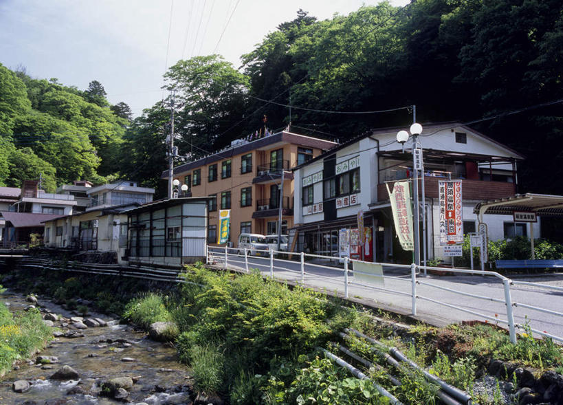 无人,家,横图,室外,白天,正面,旅游,度假,河流,石头,美景,树林,水,植物,道路,路,路灯,日本,亚洲,阴影,光线,石子,影子,房屋,屋子,河水,景观,水流,云,云朵,小路,灯光,交通,云彩,娱乐,楼房,住宅,灯,树,树木,蓝色,绿色,白云,蓝天,天空,小溪,阳光,自然,天,溪水,享受,休闲,景色,放松,生长,成长,照明设备,自然风光,东亚,本州,关东地方,本州岛,日本国,栃木,栃木县,石块,彩图,房子