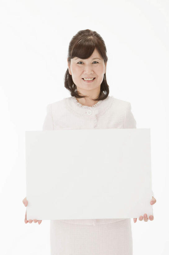东方人,一个人,站,举,捧,笑,微笑,露齿笑,竖图,室内,白天,白色背景,正面,亚洲,仅一个年轻女性,仅一个女性,仅一个人,握,套装,正装,拿,拿着,注视,黄种人,白色,白板,观察,看,托,站着,握着,摄影,影棚,观看,察看,关注,记录板,记事板,年轻女性,女人,女性,亚洲人,端,端着,举起,举手,举着,捧着,手捧,向上举,向上伸,向上托,站立,半身,彩图,影棚拍摄,拍摄