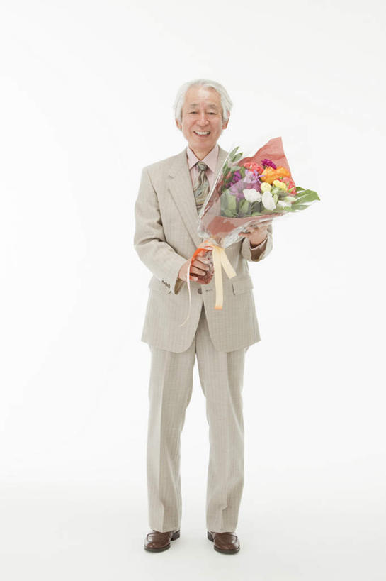 东方人,一个人,商务人士,商务男性,站,笑,微笑,露齿笑,竖图,室内,白天,白色背景,正面,衬衫,亚洲,仅一个男性,仅一个人,许多,握,套装,盛开,丝带,缎带,拿,花蕾,拿着,注视,黄种人,花,花瓣,花朵,鲜花,红色,白色,蝴蝶结,花束,花苞,花蕊,观察,看,站着,仅一个老年男性,握着,摄影,影棚,观看,察看,关注,商务装,工薪阶层,老年男性,男人,男性,亚洲人,白领,上班族,站立,彩图,全身,影棚拍摄,衬衣,拍摄