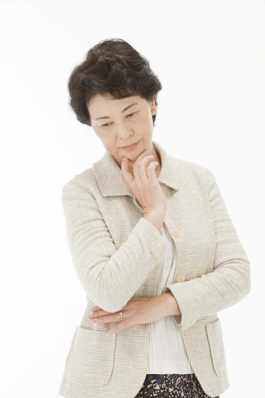 东方人,一个人,站,竖图,室内,白天,白色背景,正面,亚洲,仅一个女性,仅一个人,撑,托腮,注视,休闲装,黄种人,低头,观察,看,托,站着,仅一个中年女性,休闲,思考,休闲服,摄影,影棚,观看,察看,撑着,关注,托下巴,女人,女性,中年女性,亚洲人,站立,半身,彩图,影棚拍摄,拍摄