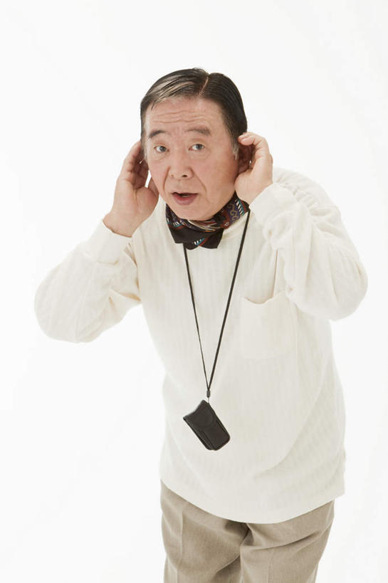 东方人,一个人,站,打电话,竖图,室内,白天,白色背景,正面,电话,手机,亚洲,仅一个男性,仅一个人,悬挂,注视,休闲装,黄种人,通讯设备,观察,看,站着,仅一个老年男性,休闲,休闲服,遮,摄影,影棚,观看,察看,遮挡,关注,遮盖,遮蔽,交流,老年男性,男人,男性,亚洲人,沟通,通话,站立,半身,彩图,影棚拍摄,拍摄