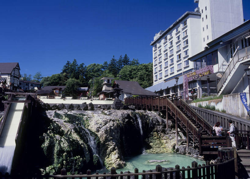 东方人,两个人,家,栏杆,横图,室外,白天,仰视,旅游,度假,石头,美景,瀑布,树林,水,植物,楼梯,日本,亚洲,许多,行人,游客,阴影,飞溅,溅,光线,石子,液体,影子,房屋,阶梯,屋子,景观,围栏,黄种人,娱乐,护栏,楼房,台阶,住宅,树,树木,蓝色,绿色,蓝天,天空,阳光,自然,天,享受,休闲,假山,景色,放松,生长,成长,喷洒,自然风光,东亚,本州,关东地方,本州岛,日本国,群马,群马县,男人,男性,年轻男性,年轻女性,女人,女性,亚洲人,跌水,石块,岩石,彩图,低角度拍摄,全身,房子