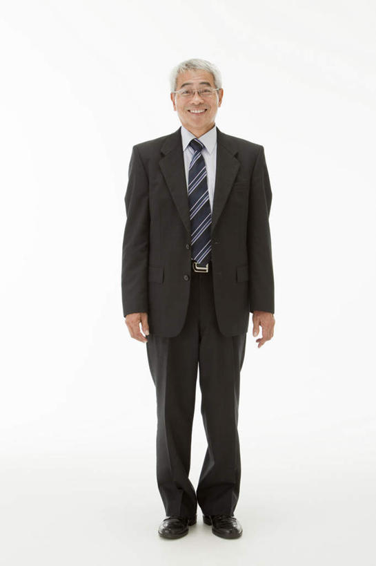 东方人,一个人,商务人士,商务男性,站,笑,微笑,露齿笑,竖图,室内,白天,白色背景,正面,衬衫,亚洲,仅一个男性,仅一个人,套装,眼镜,注视,黄种人,观察,看,站着,仅一个老年男性,摄影,影棚,观看,察看,关注,商务装,近视眼镜,工薪阶层,老年男性,男人,男性,亚洲人,白领,上班族,站立,彩图,全身,影棚拍摄,衬衣,拍摄