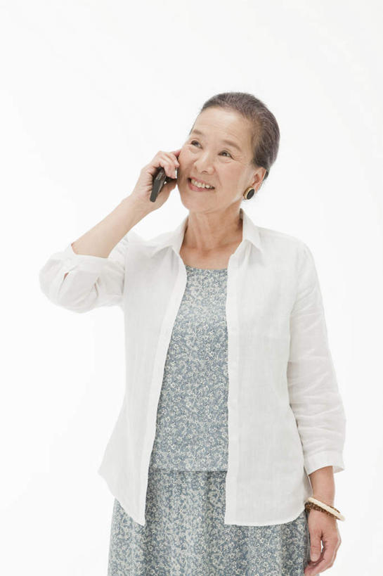 东方人,一个人,站,笑,打电话,微笑,露齿笑,竖图,室内,白天,白色背景,正面,裙子,电话,手机,亚洲,仅一个女性,仅一个人,握,拿,拿着,注视,休闲装,黄种人,通讯设备,观察,看,站着,仅一个中年女性,休闲,休闲服,握着,摄影,影棚,观看,半身裙,察看,关注,交流,女人,女性,中年女性,亚洲人,沟通,通话,站立,半身,彩图,影棚拍摄,拍摄