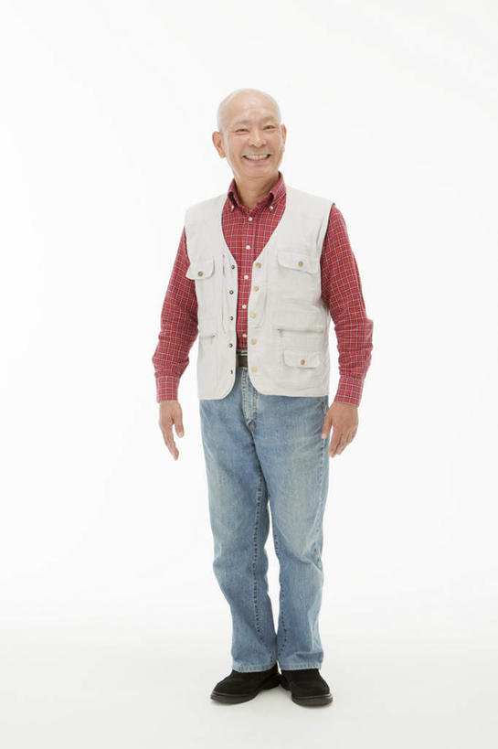 东方人,一个人,站,笑,微笑,露齿笑,竖图,室内,白天,白色背景,正面,衬衫,亚洲,仅一个女性,仅一个人,背心,注视,黄种人,观察,看,站着,摄影,仅一个老年女性,影棚,观看,察看,关注,老年女性,女人,女性,亚洲人,站立,彩图,全身,影棚拍摄,衬衣,拍摄