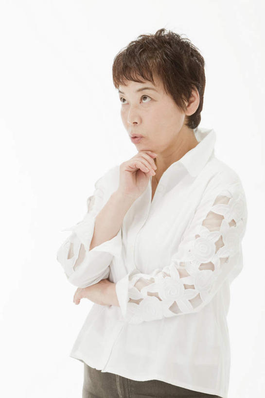 东方人,一个人,站,竖图,室内,白天,白色背景,正面,亚洲,仅一个年轻女性,仅一个女性,仅一个人,撑,托腮,注视,休闲装,黄种人,观察,看,托,站着,张嘴,休闲,思考,休闲服,摄影,影棚,观看,察看,关注,托下巴,张大嘴巴,年轻女性,女人,女性,亚洲人,张开嘴,站立,半身,彩图,影棚拍摄,拍摄,短发