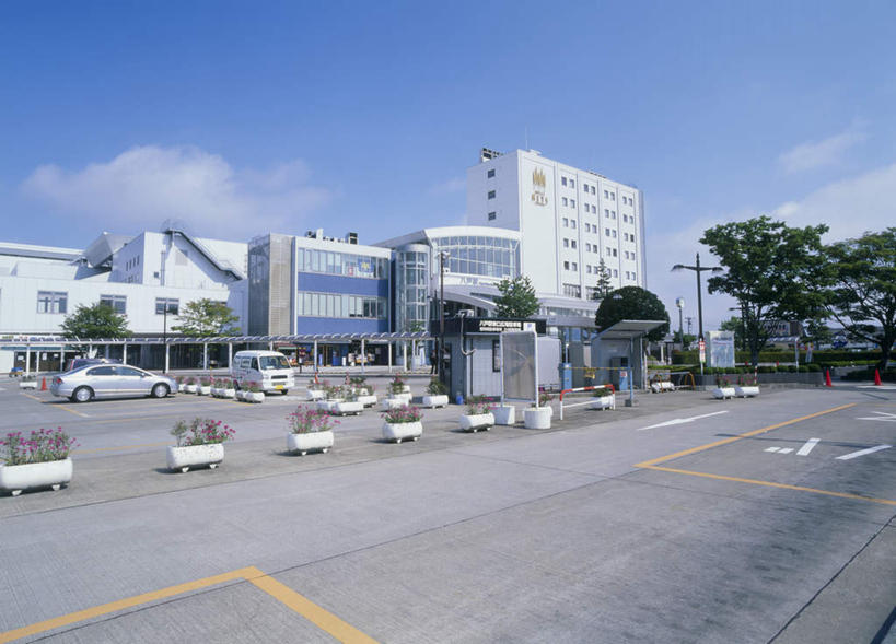 无人,家,横图,室外,白天,正面,旅游,度假,美景,植物,道路,路,公路,汽车,日本,亚洲,两辆,盛开,花坛,房屋,屋子,景观,云,云朵,交通,花蕾,云彩,娱乐,楼房,住宅,车,花,花瓣,花朵,鲜花,树,树木,红色,蓝色,绿色,白云,蓝天,天空,自然,交通工具,轿车,天,花苞,花蕊,享受,休闲,景色,放松,生长,成长,停泊,自然风光,东亚,本州,本州岛,日本国,青森,青森县,东北地方,马路,彩图,房子