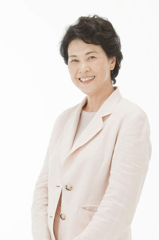 东方人,一个人,站,笑,微笑,露齿笑,竖图,室内,白天,白色背景,正面,西装,亚洲,仅一个女性,仅一个人,套装,正装,注视,职业装,黄种人,观察,看,站着,仅一个中年女性,摄影,影棚,观看,察看,关注,女人,女性,中年女性,亚洲人,站立,半身,彩图,影棚拍摄,拍摄,短发