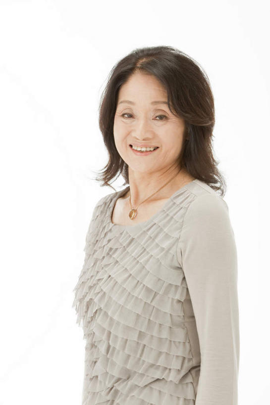 东方人,一个人,站,笑,微笑,露齿笑,竖图,室内,白天,白色背景,正面,亚洲,仅一个女性,仅一个人,注视,休闲装,黄种人,观察,看,站着,仅一个中年女性,休闲,休闲服,摄影,影棚,观看,察看,关注,女人,女性,中年女性,亚洲人,站立,半身,彩图,影棚拍摄,拍摄