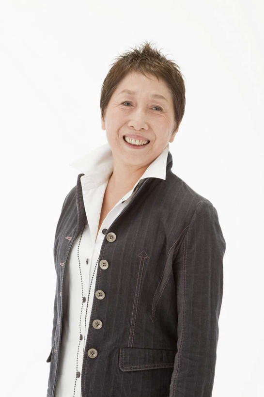 东方人,一个人,站,笑,微笑,露齿笑,竖图,室内,白天,白色背景,正面,亚洲,仅一个女性,仅一个人,注视,休闲装,黄种人,观察,看,站着,仅一个中年女性,休闲,休闲服,摄影,影棚,观看,察看,关注,女人,女性,中年女性,亚洲人,站立,半身,彩图,影棚拍摄,拍摄