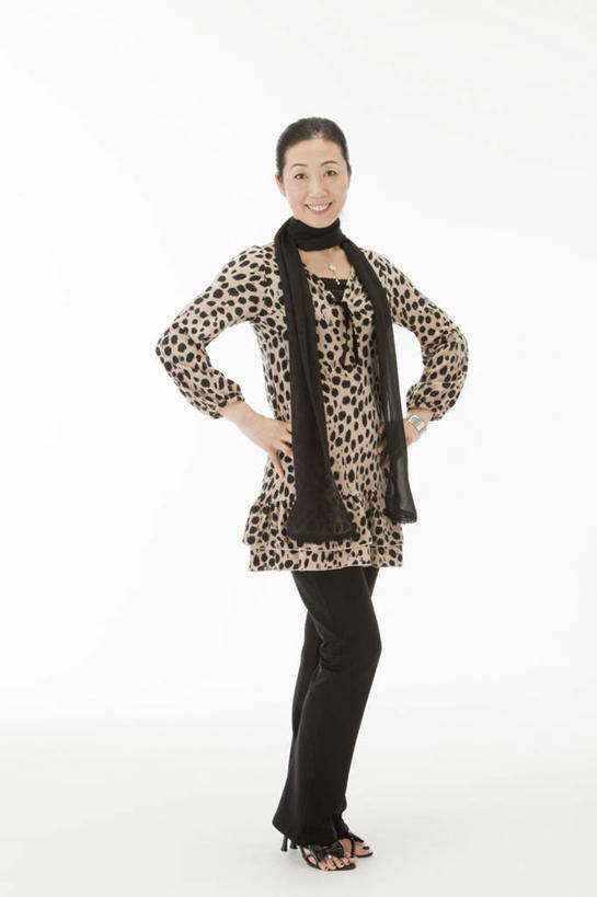 东方人,一个人,站,笑,微笑,露齿笑,竖图,室内,白天,白色背景,正面,项链,亚洲,仅一个年轻女性,仅一个女性,仅一个人,戴,手表,注视,黄种人,手叉腰,围巾,叉腰,观察,看,站着,表,摄影,影棚,围脖,观看,腕表,察看,双手叉腰,关注,年轻女性,女人,女性,亚洲人,站立,彩图,全身,影棚拍摄,拍摄