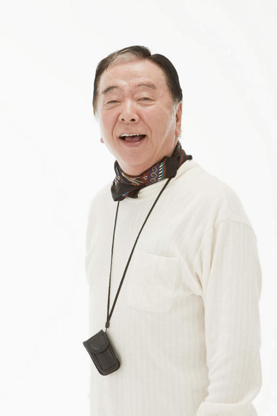 东方人,一个人,站,笑,打电话,微笑,露齿笑,竖图,室内,白天,白色背景,正面,电话,手机,亚洲,仅一个男性,仅一个人,悬挂,注视,休闲装,黄种人,通讯设备,观察,看,站着,仅一个老年男性,休闲,休闲服,摄影,影棚,观看,察看,挂着,关注,交流,老年男性,男人,男性,亚洲人,沟通,通话,站立,半身,彩图,影棚拍摄,拍摄