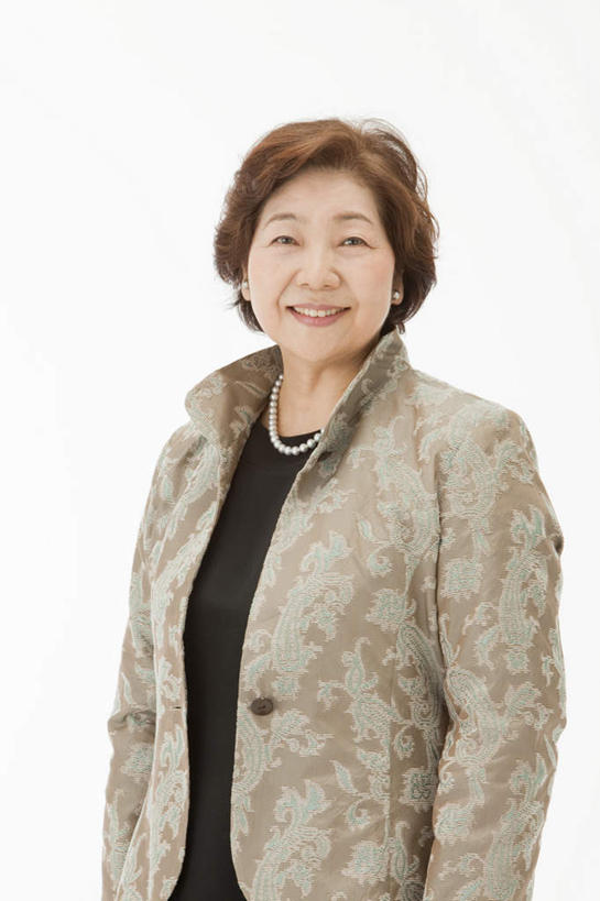 东方人,一个人,站,笑,微笑,露齿笑,竖图,室内,白天,白色背景,正面,亚洲,仅一个女性,仅一个人,注视,休闲装,黄种人,观察,看,站着,仅一个中年女性,休闲,休闲服,摄影,影棚,观看,察看,关注,女人,女性,中年女性,亚洲人,站立,半身,彩图,影棚拍摄,拍摄