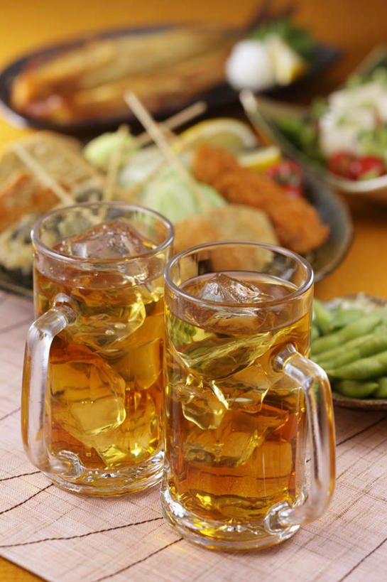 芥末,啤酒,无人,餐厅,竖图,俯视,室内,特写,白天,烹饪,餐桌,桌子,蔬菜,杯子,餐具,切开,碟子,炖锅,棍子,盘,葱,毛豆,青葱,肉,鱼肉,日本料理,冰块,料理,食品,丸子,豆荚,锅,菜肴,美食,肉类,肉丸,玻璃制品,酒,食物,盘子,酒杯,啤酒杯,碟,日式料理,切,日式,佳肴,餐台,剖面,肉食,切面,玻璃杯,彩图,高角度拍摄,餐馆,饭店,饭馆