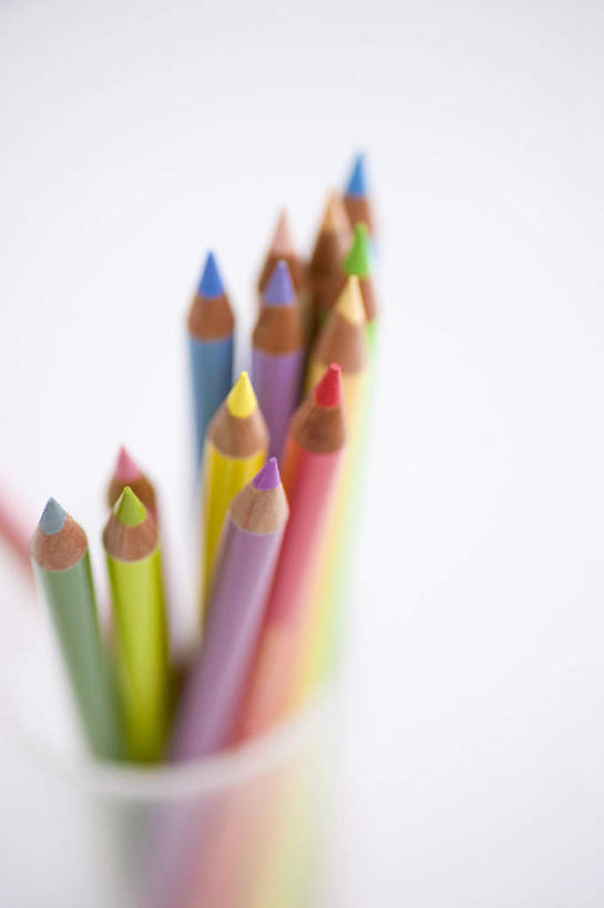 无人,竖图,彩色,室内,特写,白天,正面,静物,笔筒,一堆,许多,堆叠,堆积,笔,蜡笔,粉红,办公用品,文具,粉色,黄色,红色,蓝色,紫色,画笔,学习用品,彩笔,堆,文具用品,彩图