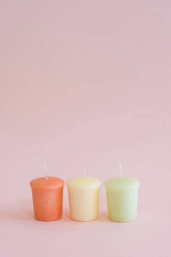 无人,竖图,室内,特写,白天,正面,桌面,桌子,静物,蜡烛,一排,粉色背景,整齐,排列,三个,绿色,白色,橙色,摄影,影棚,队列,彩图,影棚拍摄,拍摄