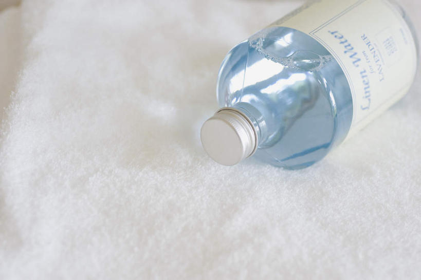 无人,横图,室内,特写,白天,白色背景,正面,静物,阴影,芳香,反射,纺织物,液体,影子,玻璃制品,蓝色,白色,玻璃瓶,瓶子,毛巾,清洁,摄影,影棚,保暖,一瓶,透气,防水,储水,耐磨,吸水,彩图,影棚拍摄,拍摄