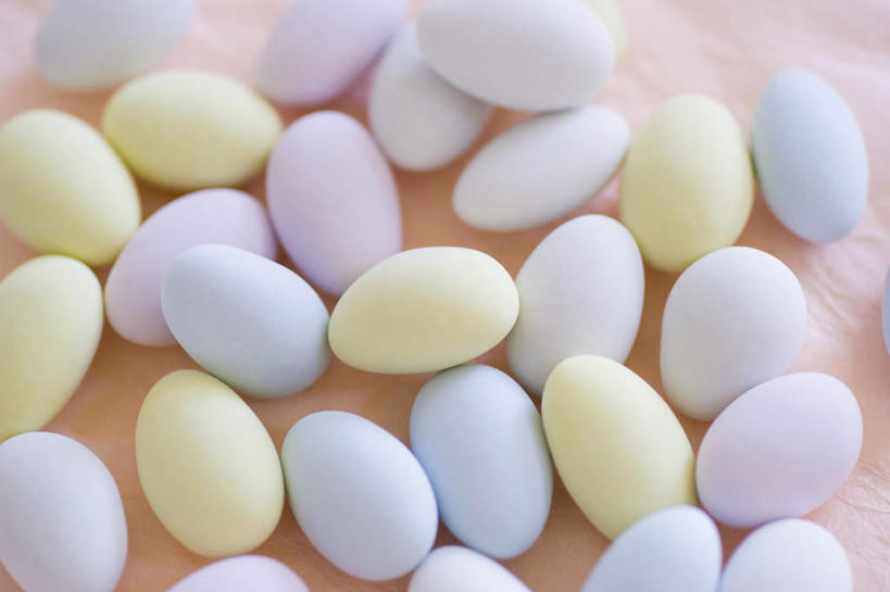 无人,横图,俯视,室内,特写,白天,白色背景,桌面,桌子,一堆,许多,堆叠,堆积,食品,糖,糖果,甜点,甜品,粉红,食物,粉色,黄色,蓝色,白色,甜食,摄影,影棚,堆,硬糖,杏仁糖,彩图,高角度拍摄,影棚拍摄,拍摄