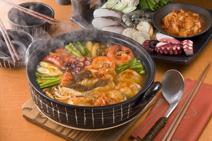 海鲜,无人,餐厅,横图,俯视,室内,特写,白天,烹饪,餐桌,筷子,桌子,章鱼,黄瓜,蔬菜,杯子,餐具,一堆,许多,堆叠,堆积,碟子,炖锅,盖子,盘,勺子,葱,金针菇,菌菇,青葱,汤,虾,日本料理,料理,食品,锅盖,菌类,锅,蛤蜊,火锅,水产,菜肴,美食,食物,盘子,水杯,调羹,碟,汤匙,碗,日式料理,日式,食用菌,蛤,佳肴,餐台,堆,虾肉,石吸,死牛,望潮,坐蛸,海产品,蛤仔,日式火锅,茶杯,进餐用具,烹调用具,石居,八爪鱼,青瓜,胡瓜,彩图,高角度拍摄,餐馆,饭店,饭馆