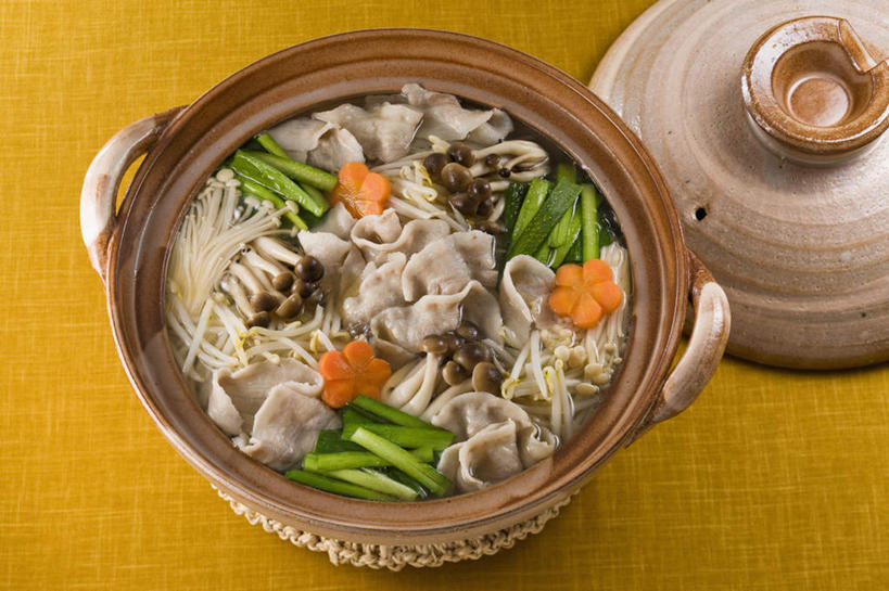 无人,餐厅,横图,俯视,室内,特写,白天,烹饪,餐桌,桌子,萝卜,胡萝卜,黄瓜,蔬菜,餐具,一堆,许多,堆叠,堆积,炖锅,盖子,葱,豆芽,金针菇,菌菇,青葱,肉,汤,日本料理,料理,食品,锅盖,菌类,锅,火锅,菜肴,美食,肉类,食物,日式料理,日式,食用菌,佳肴,餐台,堆,肉食,日式火锅,进餐用具,烹调用具,青瓜,胡瓜,红萝卜,甘荀,彩图,高角度拍摄,餐馆,饭店,饭馆