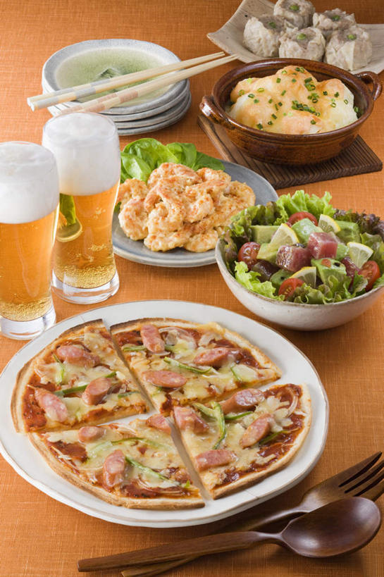 奶酪,啤酒,无人,餐厅,竖图,俯视,室内,特写,白天,烹饪,西餐,餐桌,桌子,柠檬,蔬菜,土豆,杯子,餐具,水果,一堆,许多,堆叠,堆积,叉子,碟子,盘,勺子,青菜,生菜,虾,油炸食品,日本料理,沙拉,料理,食品,披萨,色拉,火腿,沙律,水果沙拉,菜肴,美食,玻璃制品,酒,食物,盘子,酒杯,啤酒杯,调羹,碟,汤匙,日式料理,日式,西式,佳肴,有机食品,绿色食品,餐台,色拉酱,堆,虾肉,比萨,千岛酱,垃圾食品,意大利薄饼,玻璃杯,进餐用具,烹调用具,益母果,柠果,芋艿,洋芋,山药蛋,马铃薯,彩图,高角度拍摄,餐馆,饭店,饭馆