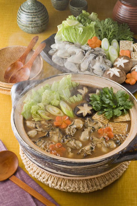 海鲜,清酒,无人,餐厅,竖图,俯视,室内,特写,白天,烹饪,餐桌,桌子,萝卜,胡萝卜,蔬菜,杯子,餐具,一堆,许多,堆叠,堆积,碟子,炖锅,盘,勺子,菌菇,蘑菇,肉,汤,日本料理,料理,食品,菌类,锅,蛤蜊,火锅,水产,菜肴,美食,肉类,酒,食物,盘子,酒杯,调羹,碟,汤匙,碗,日式料理,日式,食用菌,蛤,佳肴,餐台,清酒杯,堆,海产品,肉食,蛤仔,日式火锅,进餐用具,烹调用具,红萝卜,甘荀,彩图,高角度拍摄,餐馆,饭店,饭馆