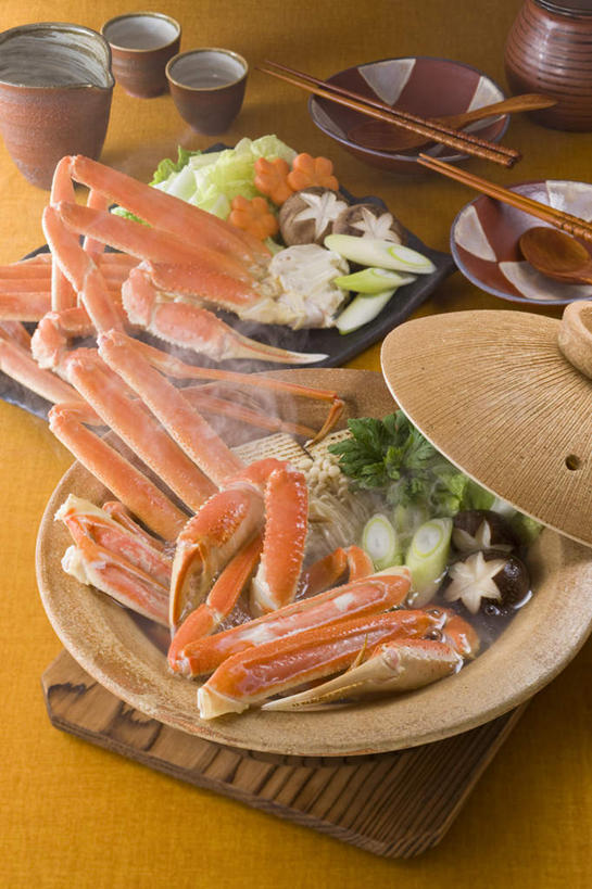 蟹,清酒,无人,餐厅,竖图,俯视,室内,特写,白天,烹饪,餐桌,桌子,萝卜,胡萝卜,蔬菜,杯子,餐具,一堆,许多,堆叠,堆积,螃蟹,碟子,炖锅,盖子,盘,勺子,葱,菌菇,青葱,香菇,日本料理,料理,食品,锅盖,蟹肉,菌类,锅,火锅,菜肴,美食,酒,食物,盘子,酒杯,调羹,碟,汤匙,碗,日式料理,日式,食用菌,佳肴,餐台,清酒杯,堆,日式火锅,进餐用具,烹调用具,红萝卜,甘荀,彩图,高角度拍摄,餐馆,饭店,饭馆