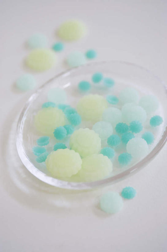 无人,竖图,俯视,室内,特写,白天,静物,餐具,一堆,许多,堆叠,堆积,芳香,碟子,盘,香料,粉红,球,粉色,黄色,蓝色,绿色,白色,盘子,碟,球体,堆,彩图,高角度拍摄