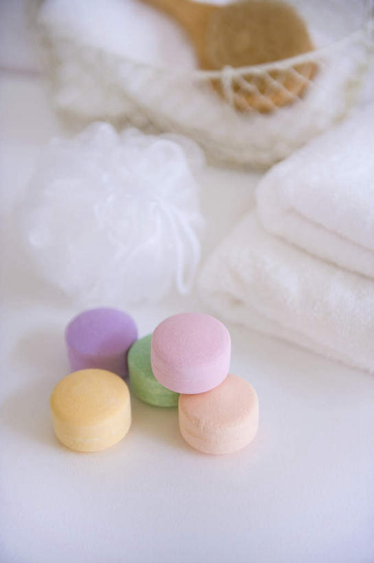 无人,竖图,俯视,室内,特写,白天,白色背景,桌面,桌子,静物,两条,五个,一堆,一排,堆叠,堆积,整齐,纺织物,篮子,排列,粉色,黄色,绿色,紫色,白色,肥皂,毛巾,香皂,洗浴用品,清洁,摄影,影棚,堆,保暖,队列,透气,防水,储水,耐磨,吸水,彩图,高角度拍摄,影棚拍摄,拍摄