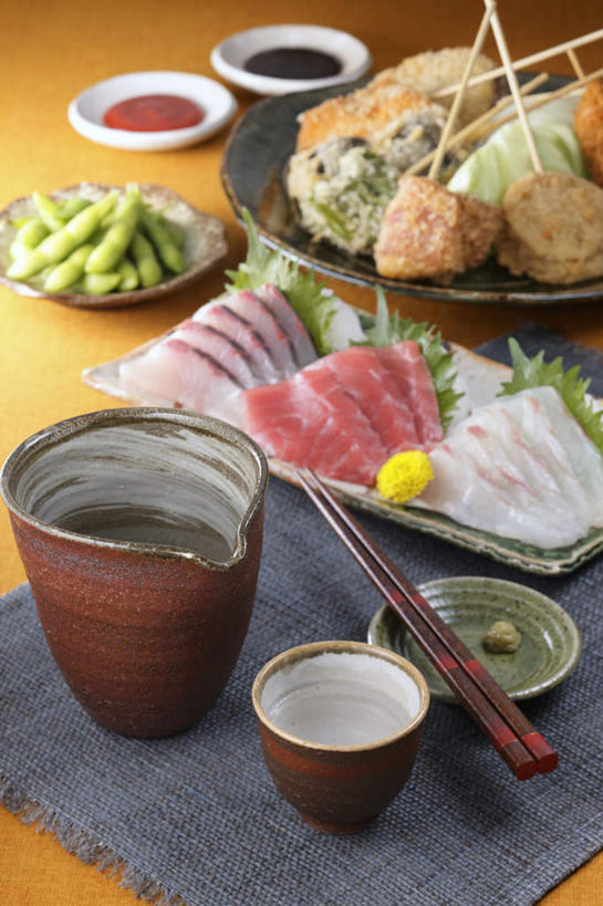 清酒,三文鱼,生鱼片,芥末,无人,餐厅,竖图,俯视,室内,特写,白天,烹饪,餐桌,筷子,桌子,鲑鱼,蔬菜,椰菜,卷心菜,杯子,餐具,叶子,一堆,许多,堆叠,堆积,装饰,盛开,棍子,花菜,花椰菜,毛豆,西兰花,日本料理,鱼片,料理,食品,绿叶,丸子,豆荚,花蕾,菜肴,美食,肉丸,酒,雏菊,花,花瓣,花朵,鲜花,食物,一朵,黄色,酒杯,日式料理,花苞,花蕊,日式,嫩叶,菊花,佳肴,餐台,清酒杯,堆,大马哈鱼,配菜,鳕鱼,撒蒙鱼,萨门鱼,冰海之皇,鲑,叶,叶片,进餐用具,烹调用具,结球甘蓝,甘兰,包心菜,彩图,高角度拍摄,餐馆,饭店,饭馆,刺身