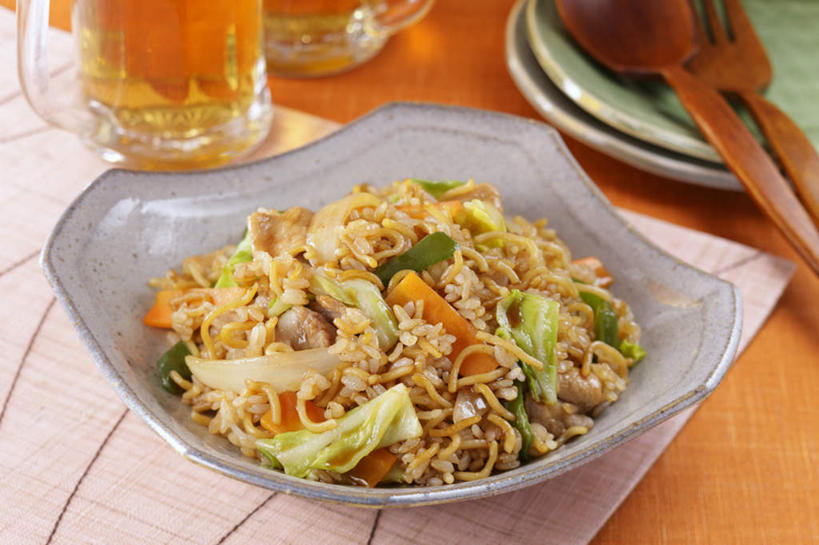 面食,面条,米饭,啤酒,无人,餐厅,横图,俯视,室内,特写,白天,烹饪,餐桌,桌子,萝卜,胡萝卜,辣椒,椰菜,卷心菜,杯子,餐具,一堆,许多,切碎,堆叠,堆积,叉子,碟子,盘,勺子,面,肉,日本料理,料理,食品,饭,菜肴,美食,肉类,玻璃制品,酒,食物,盘子,酒杯,啤酒杯,调羹,碟,汤匙,日式料理,日式,佳肴,餐台,堆,五谷,肉食,彩椒,辣角,红海椒,大椒,辣虎,广椒,炒面饭,玻璃杯,进餐用具,烹调用具,甜椒,柿子椒,辣子,结球甘蓝,红萝卜,海椒,甘荀,甘兰,番椒,灯笼椒,包心菜,彩图,高角度拍摄,餐馆,饭店,饭馆