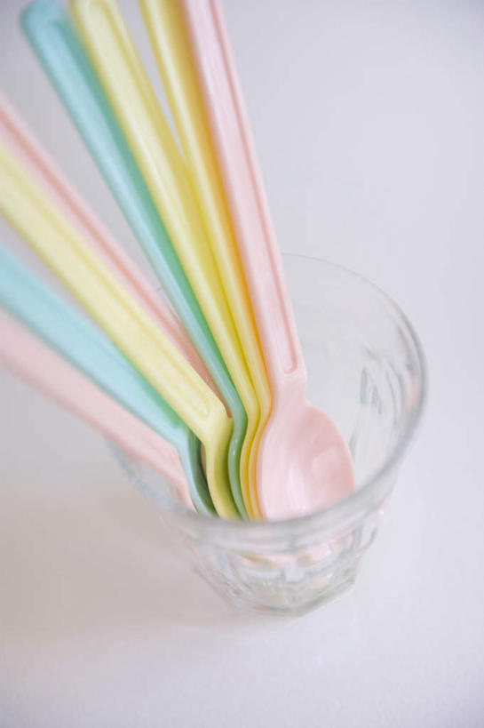 无人,竖图,俯视,室内,特写,白天,白色背景,静物,杯子,许多,勺子,玻璃制品,黄色,红色,蓝色,绿色,水杯,塑料制品,调羹,汤匙,摄影,影棚,玻璃杯,彩图,高角度拍摄,影棚拍摄,拍摄