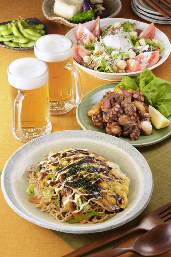 面食,面条,米饭,豆腐,啤酒,无人,餐厅,竖图,俯视,室内,特写,白天,烹饪,餐桌,桌子,章鱼,柠檬,萝卜,胡萝卜,茄子,西红柿,椰菜,卷心菜,杯子,餐具,水果,一堆,许多,切开,切碎,堆叠,堆积,叉子,碟子,盘,勺子,毛豆,青菜,蛋,鸡蛋,煎蛋,酱料,酱汁,面,肉,日本料理,沙拉,料理,食品,饭,豆荚,色拉,酱,沙律,水果沙拉,菜肴,美食,肉类,玻璃制品,酒,食物,盘子,酒杯,啤酒杯,调羹,碟,汤匙,日式料理,切,日式,佳肴,有机食品,绿色食品,餐台,色拉酱,堆,石吸,死牛,望潮,坐蛸,五谷,豆制品,千岛酱,剖面,肉食,切面,炒面饭,玻璃杯,进餐用具,烹调用具,石居,八爪鱼,益母果,柠果,落苏,酪酥,昆仑瓜,结球甘蓝,红萝卜,甘荀,甘兰,番茄,包心菜,矮瓜,彩图,高角度拍摄,餐馆,饭店,饭馆