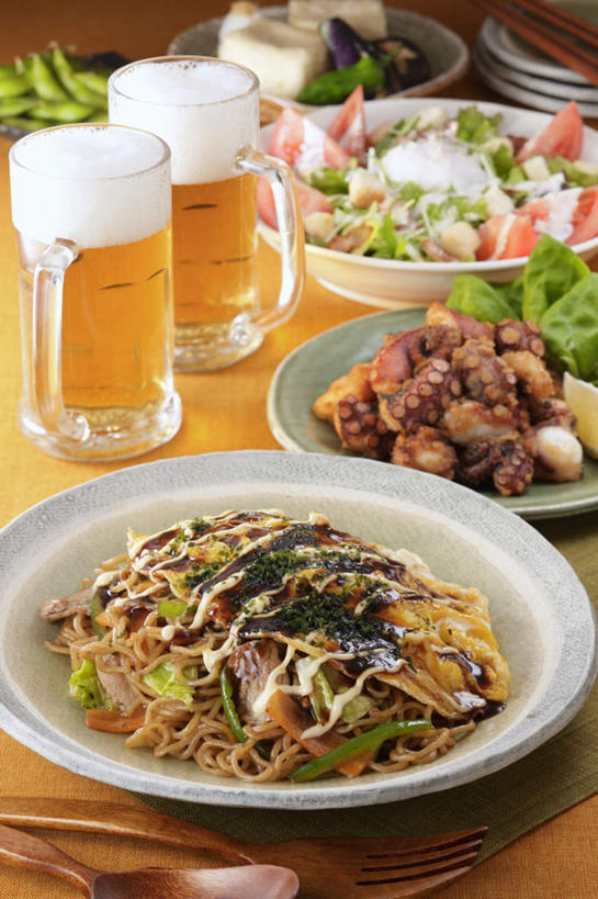 面食,面条,米饭,豆腐,啤酒,无人,餐厅,竖图,俯视,室内,特写,白天,烹饪,餐桌,桌子,章鱼,柠檬,萝卜,胡萝卜,茄子,西红柿,椰菜,卷心菜,杯子,餐具,水果,一堆,许多,切开,切碎,堆叠,堆积,叉子,碟子,盘,勺子,毛豆,青菜,蛋,鸡蛋,煎蛋,酱料,酱汁,面,肉,日本料理,沙拉,料理,食品,饭,豆荚,色拉,酱,沙律,水果沙拉,菜肴,美食,肉类,玻璃制品,酒,食物,盘子,酒杯,啤酒杯,调羹,碟,汤匙,日式料理,切,日式,佳肴,有机食品,绿色食品,餐台,色拉酱,堆,石吸,死牛,望潮,坐蛸,五谷,豆制品,千岛酱,剖面,肉食,切面,炒面饭,玻璃杯,进餐用具,烹调用具,石居,八爪鱼,益母果,柠果,落苏,酪酥,昆仑瓜,结球甘蓝,红萝卜,甘荀,甘兰,番茄,包心菜,矮瓜,彩图,高角度拍摄,餐馆,饭店,饭馆